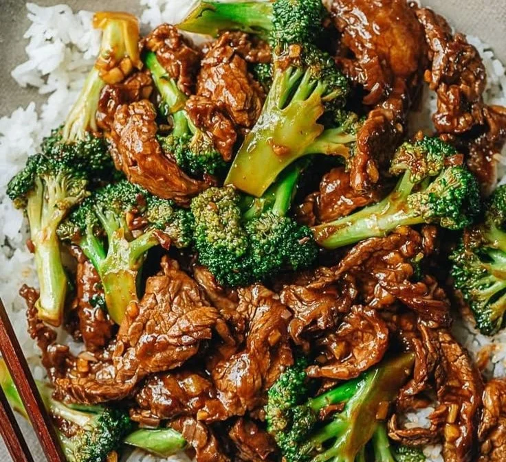 Plate of Chinese beef and broccoli with tender beef slices and fresh broccoli