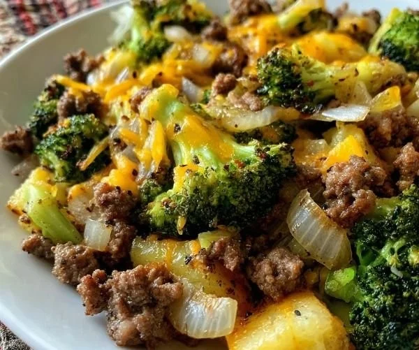 Keto Hamburger Broccoli Skillet with juicy beef and fresh broccoli
